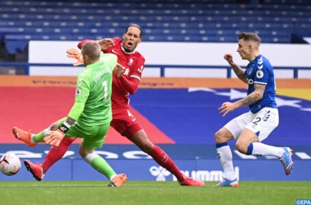 ليفربول يؤكد خضوع مدافعه فيرجيل فان دايك لعملية جراحية ناجحة في الركبة