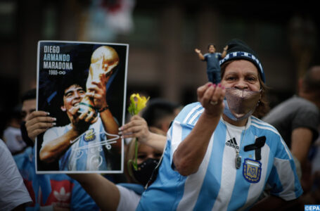 Argentine: Des dizaines de milliers de personnes rendent un dernier hommage à Maradona
