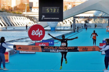 Athlétisme: le Kényan Kibiwott Kandie explose le record du monde du semi-marathon à Valence
