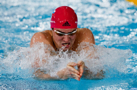 Natation: Kolesnikov améliore son record du monde du 50 m dos, à 23 sec 80