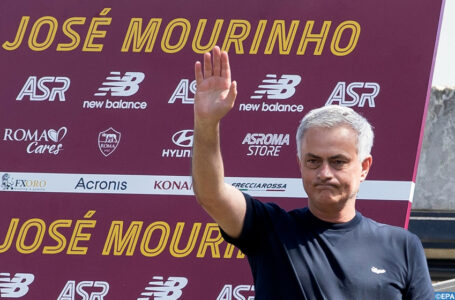 بطولة إيطاليا لكرة القدم.. إيقاف مدرب روما مورينيو مباراتين وتغريمه 20 ألف يورو