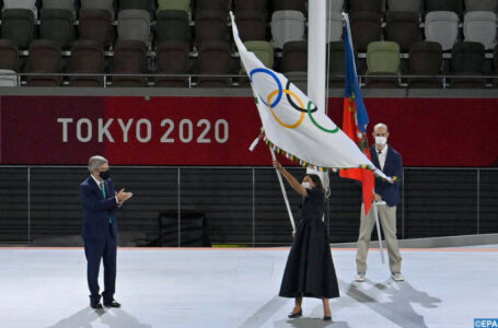 JO-2020: le drapeau olympique remis à la maire de Paris