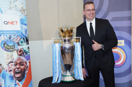 Le trophée de la Premier League de Manchester City dévoilé au Maroc par QNET, mettant en avant la collaboration et l&rsquo;esprit sportif