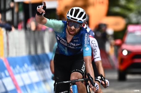 Tour de France: le Français Valentin Paret-Peintre remporte la 16è étape