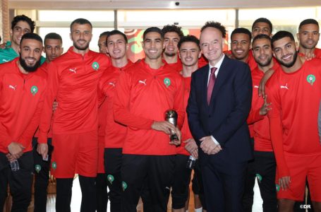 Achraf Hakimi reçoit le Trophée FIFA « The Best Starting 11 »