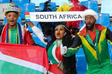 Les supporters sud-africains célèbrent le premier match de leur équipe