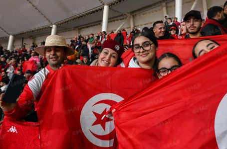 الجماهير التونسية تحتفل بفوز فريقها على أوغندا