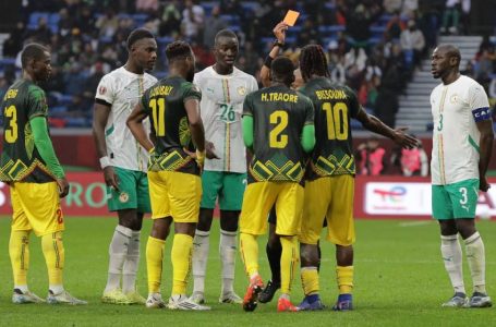 طرد عميد المنتخب المالي بيسوما قبيل نهاية الشوط الأول من المباراة